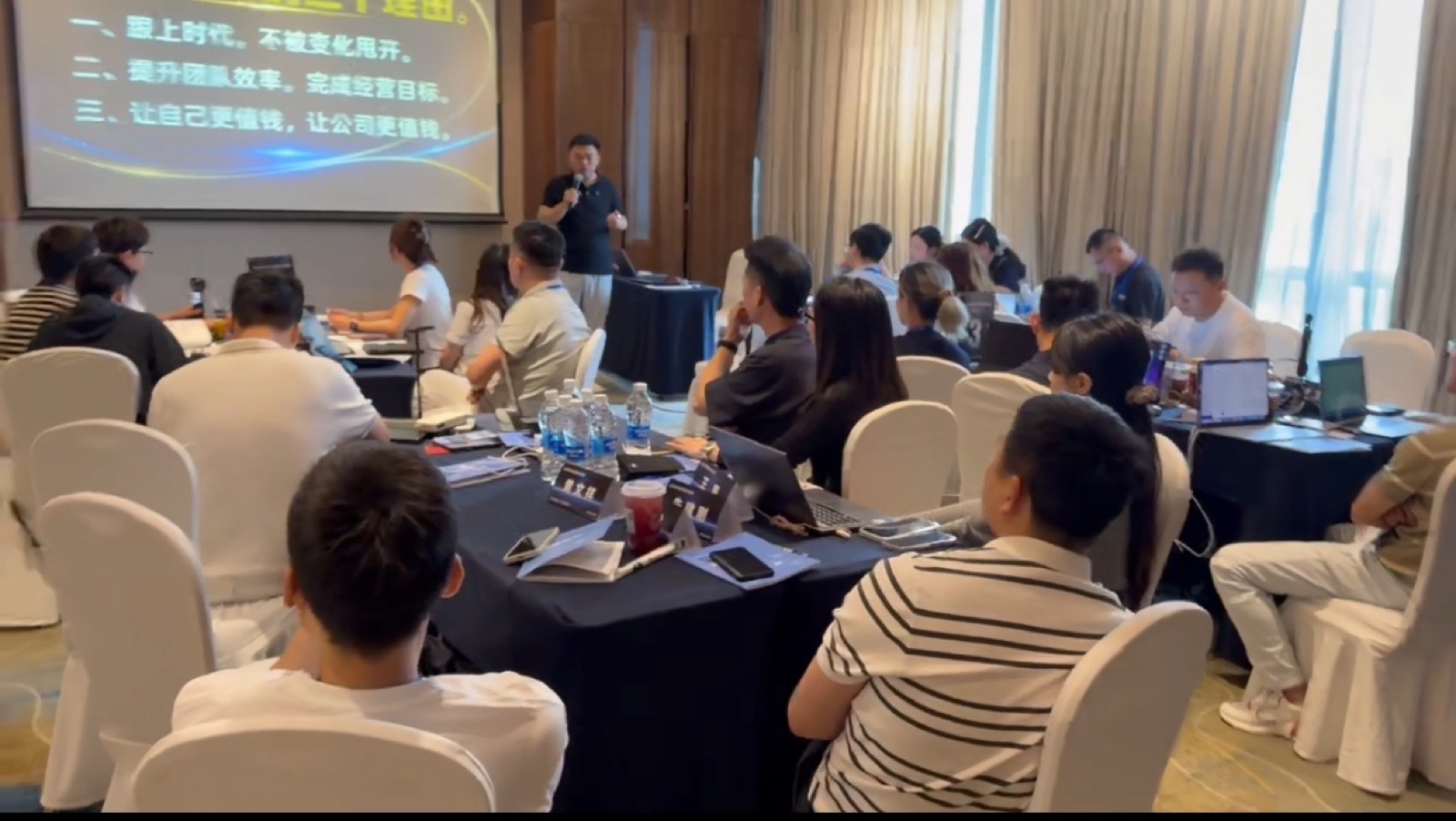 周周AI训练营小组围坐课堂，边听讲边操作电脑